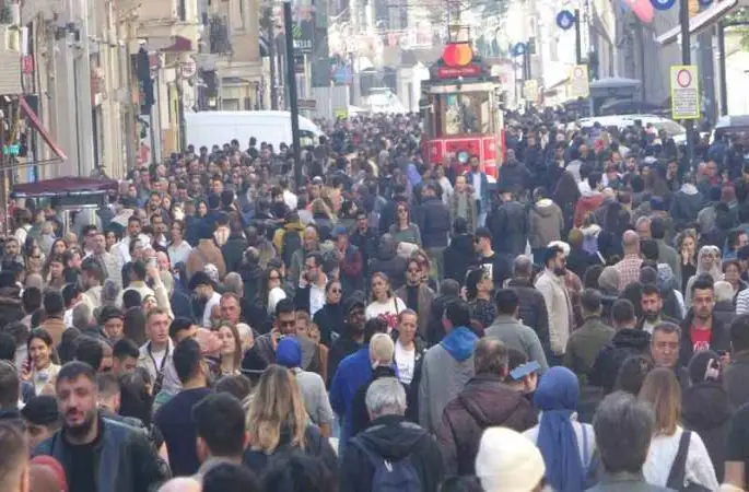 Sıcak havayı fırsat bilenler Taksim’e akın etti