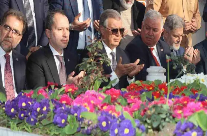 Eski başbakanlardan Necmettin Erbakan kabri başında anıldı