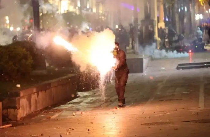 Gürcistan’da tansiyon yüksek: 298 gözaltı, 143 yaralı