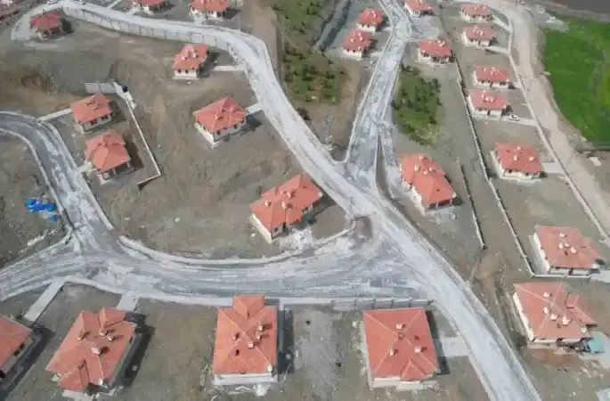 Depremin merkezinde depremzedeler bir bir evlerine yerleşiyor