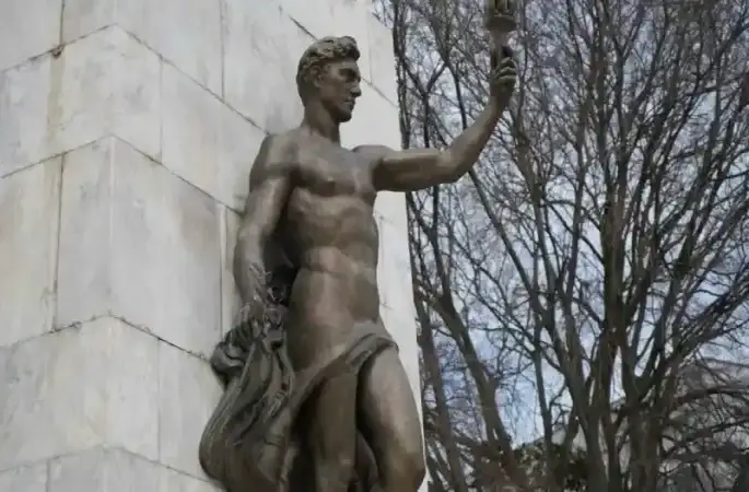 Sultan Abdülaziz’in emanetinin üzerine, İBB’nin korumaya aldığı İsmet İnönü heykeli dikildi