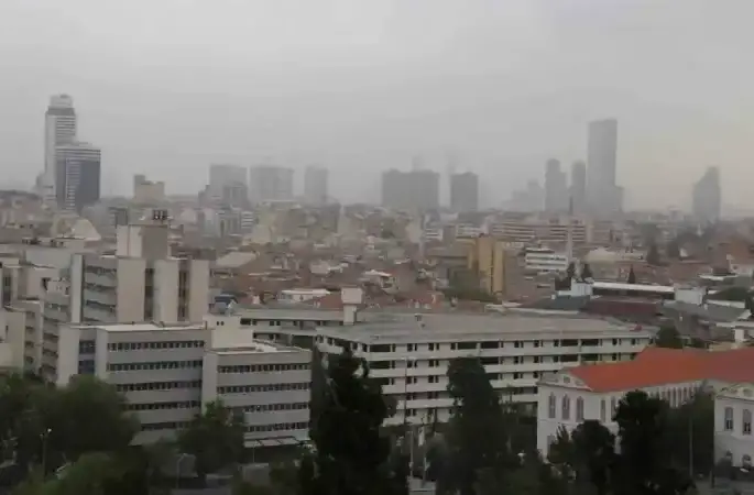 İzmir’e sis değil, çöl tozu bulutu çöktü: Göz gözü görmedi