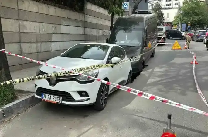 Şişli’de yol çöktü: 2 araç oluşan çukura düştü