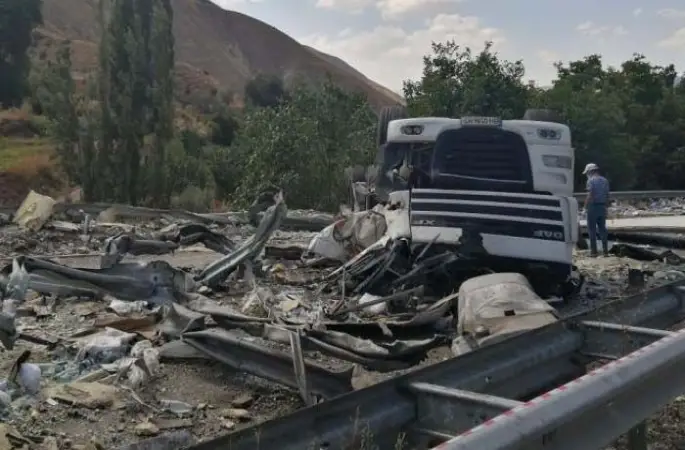 Erzurum’da tır yola devrildi felaket kazada şoför feci şekilde hayatını kaybetti