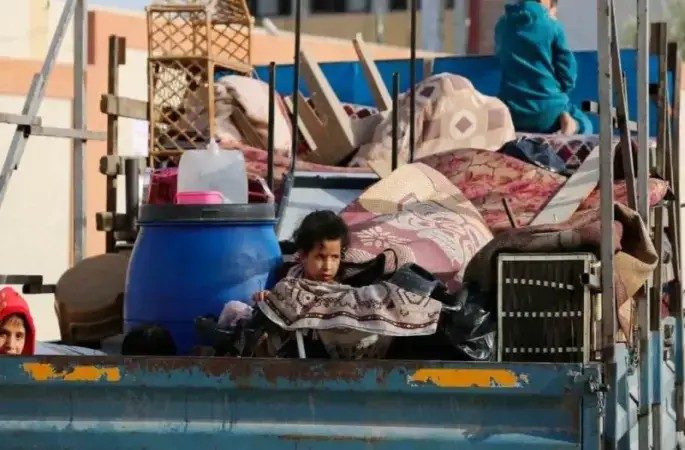 BM: "İsrail’in bombardımanı yoğunlaştırmasıyla yaklaşık 110 bin Filistinli Refah’tan ayrıldı"