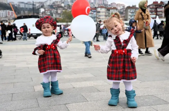 23 Nisan’da çocuklar kırmızı beyaz renklerle sahne aldı
