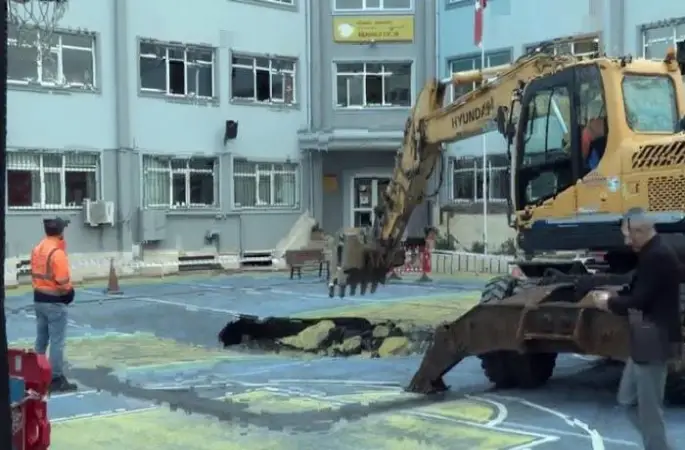 Okulun bahçesinde çökme meydana geldi