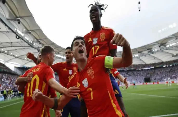 İlk yarı finalist İspanya