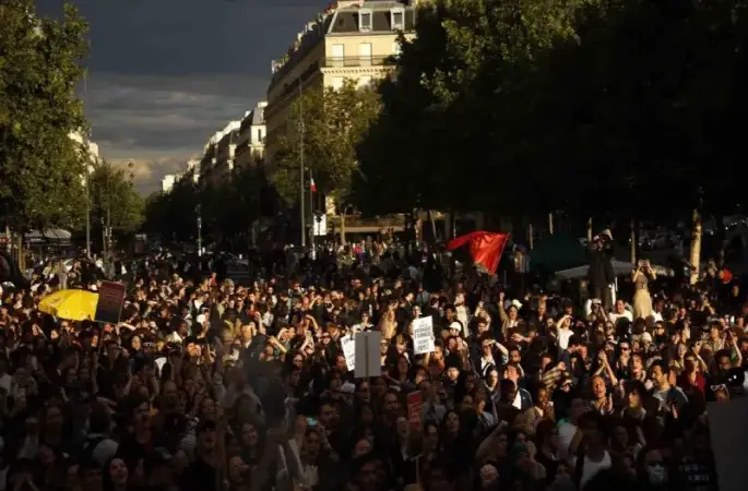 Fransa’da sandık çıkış anketlerine göre Yeni Halk Cephesi’nin seçimlerin ikinci turunda birinci olması bekleniyor