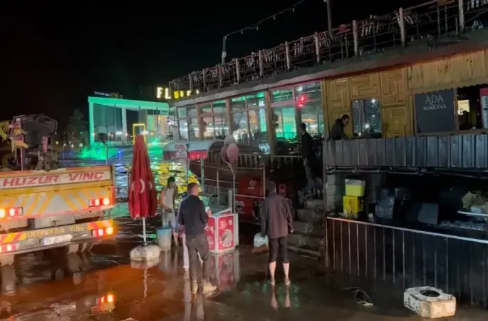 Sağanak yağış tekneden dönüştürülen kafeyi sürükledi