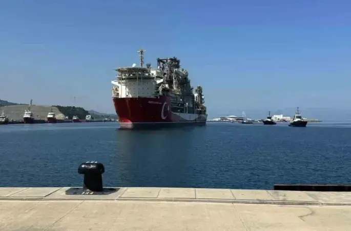 Zonguldak protokolü Abdülhamid Han Sondaj Gemisi’ni karşıladı