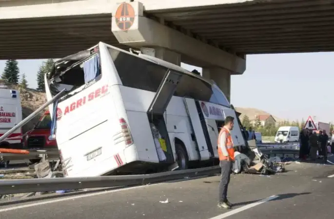 Ankara’da yolcu otobüsü köprü ayağına çarptı: 11 ölü, 25 yaralı