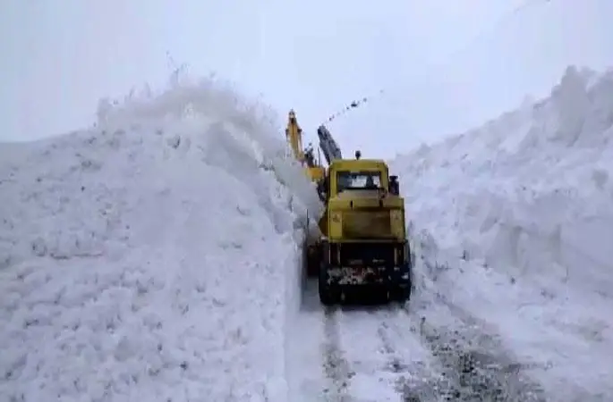 Muş’ta kar kalınlığının 7-8 metre olduğu bölgede yol açma çalışması başlatıldı