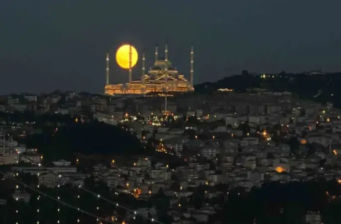 İstanbul’da muhteşem dolunay manzarası