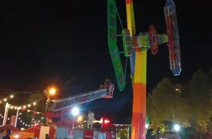 Lunaparkta panik: Bir saat havada asılı kaldılar