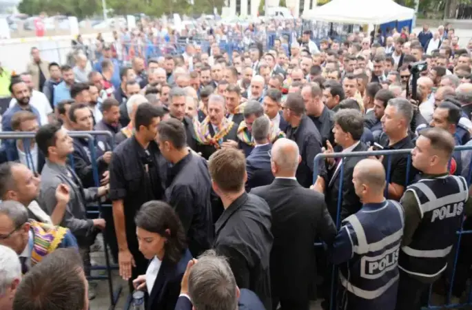 MHP Genel Sekreteri İsmet Büyükataman Ertuğrul Gazi Türbesi’ne alınmayınca arbede yaşandı