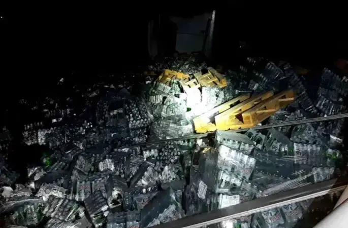 Bolu’da maden suyu yüklü tır devrildi, yol trafiğe kapandı