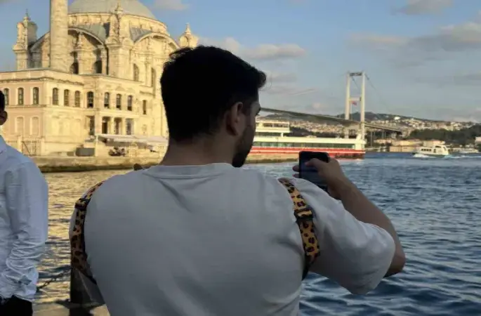 Halat üzerinde 15 Temmuz Köprüsü’nü geçen atleti vatandaşlar ilgiyle izledi