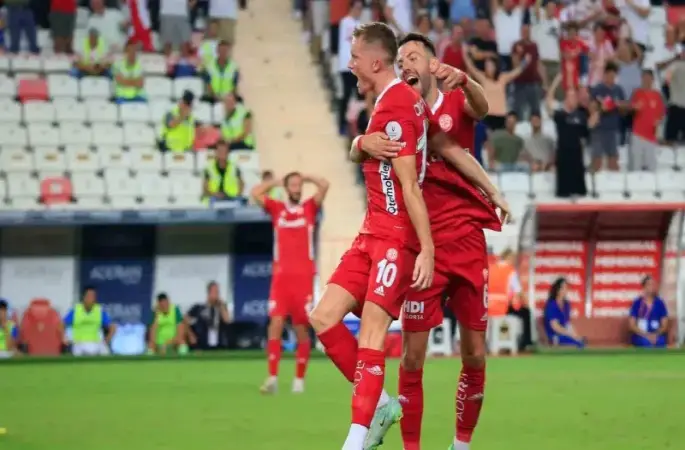 Antalyaspor evinde Adana Demirspor'u mağlup etti