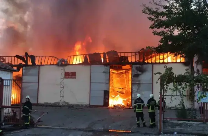 Kayseri’de keçe fabrikasında büyük yangın