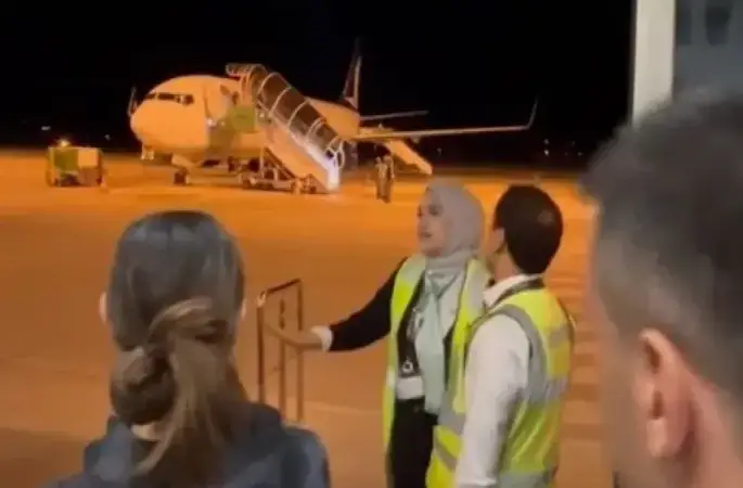 A Jet pilotu "Uçuş sürem doldu" dedi, mağdur olan yolcular isyan etti