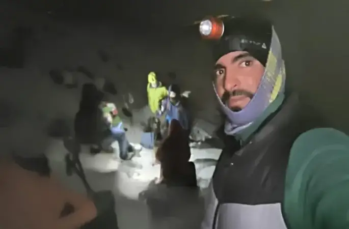 Ağrı Dağı’na zorlu zirve tırmanışı yapan dağcıların saçları ve kaşları buz tuttu