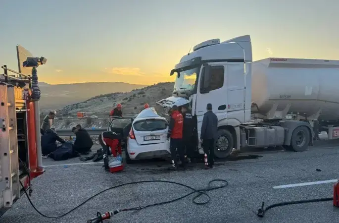 Otomobil ile yakıt tanker çarpıştı: 3 ölü, 4 yaralı