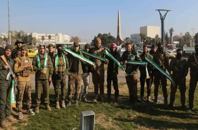 Suriyeli komutanlardan göçmenlere çağrı: "Memleketimiz yeniden bizim oldu, ülkemize dönün"