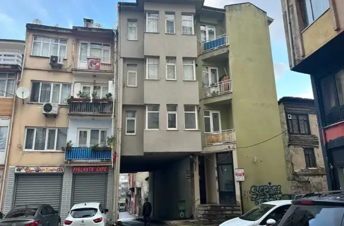 Kolonları olmadan ayakta duran binaya bakan bir daha bakıyor