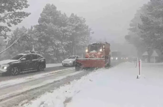 Uludağ’da yoğun kar ve tipi...Zincirsiz araç girişi yasaklandı