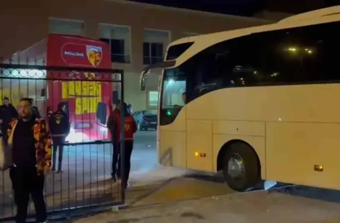 Kayserispor taraftarları tesislere giderek futbolcuları protesto etti