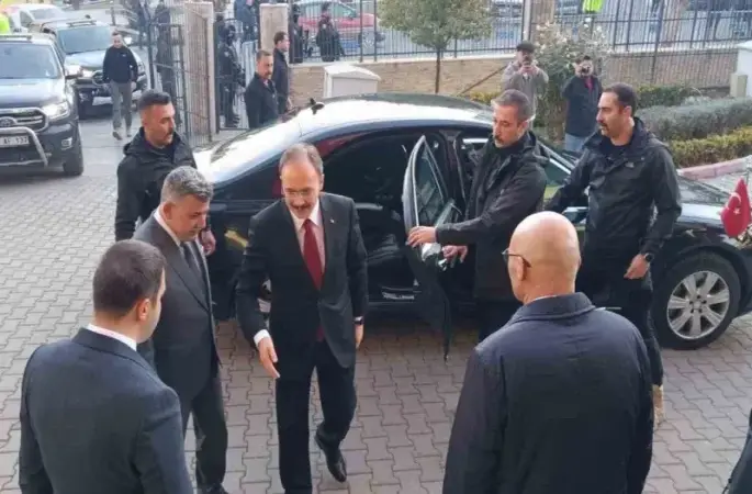 Siirt Belediyesi'ne kayyum olarak görevlendirilen Vali Kızılkaya, belediyeye geçti