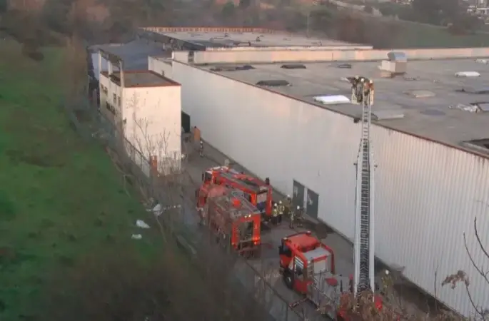 Esenyurt’ta AVM deposunda yangın paniği