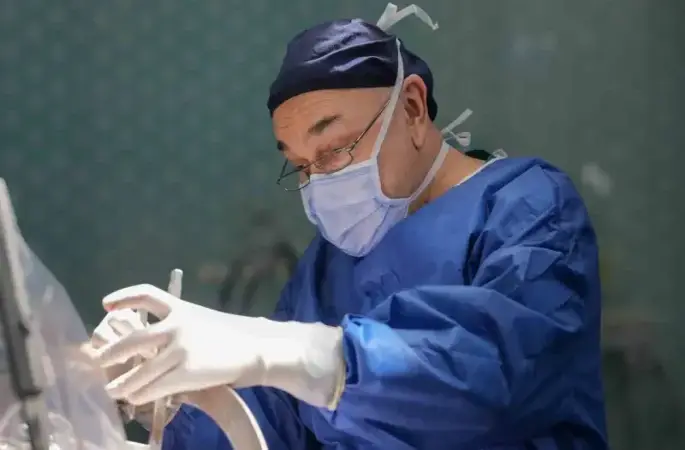 Guinness Rekortmeni Doç. Dr. Ali Zırh, 2 bininci ameliyatını gerçekleştirdi