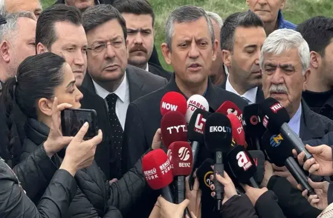 CHP Genel Başkanı Özgür Özel, İmamoğlu’nu cezaevinde ziyaret etti
