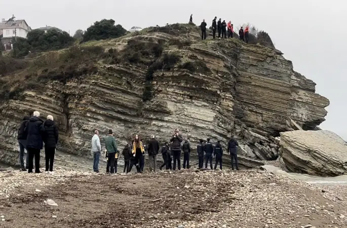 3 gündür kayıp olan kadın kayalıklarda ölü bulundu
