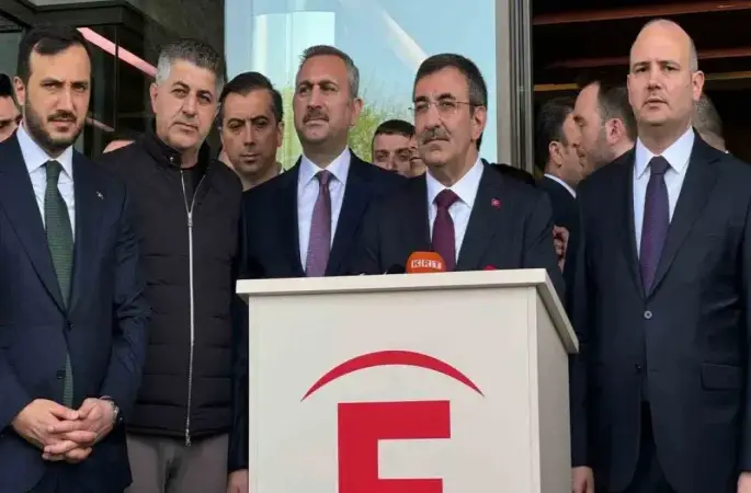 Cumhurbaşkanı Yardımcısı Cevdet Yılmaz, Sırrı Süreyya Önder’i ziyaret etmek için hastaneye geldi