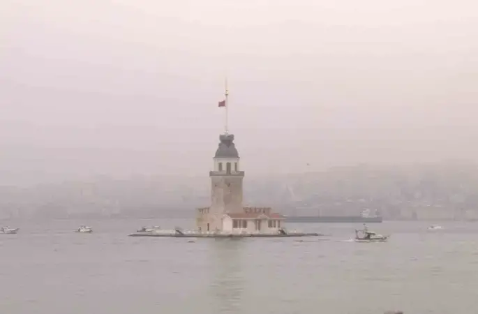 Sis ile kaplanan İstanbul Boğazı kartpostallık görüntüler oluşturdu