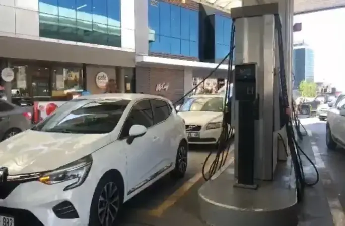 Depremden sonra akaryakıt istasyonlarında kuyruk oluştu
