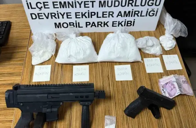 İstanbul’da metrobüs durağında uyuşturucu ticareti yapan 2 şüpheli yakalandı