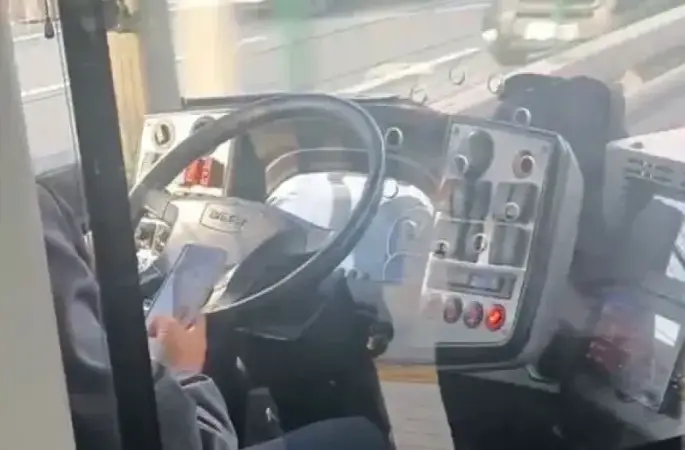 Metrobüs şoföründen "pes" dedirten duyarsızlık 