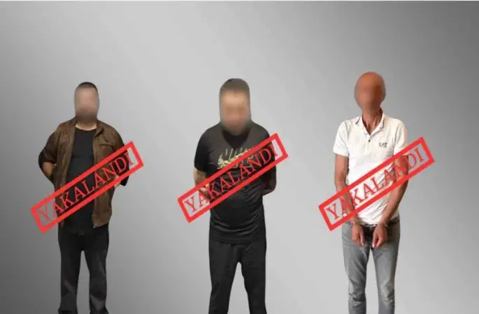 İçişleri Bakanı Yerlikaya: "Kırmızı bültenle aranan 3 şahıs yakalandı ve ülkemize iadeleri sağlandı"