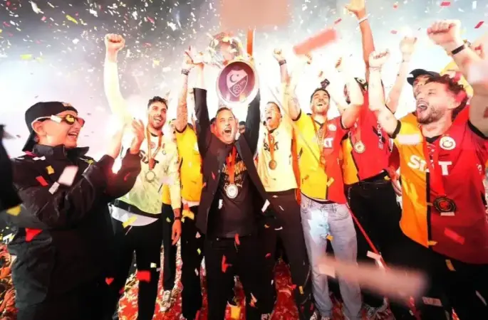 Şampiyon Galatasaray, kupasını Yenikapı’da aldı