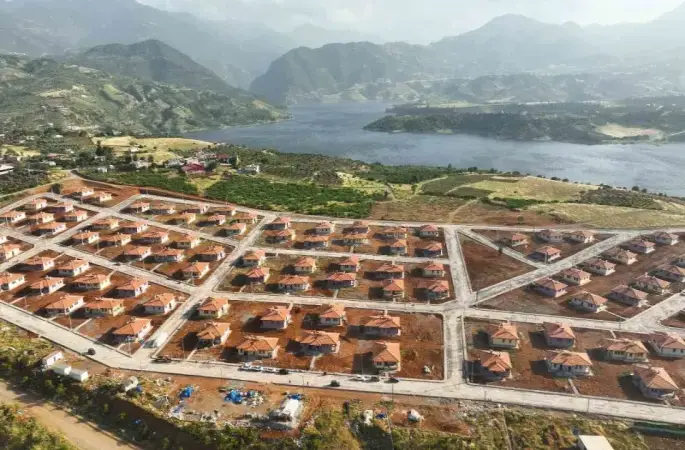 Bakan Kurum duyurdu: Kahramanmaraş’ın göl manzaralı köy evleri tamamlandı