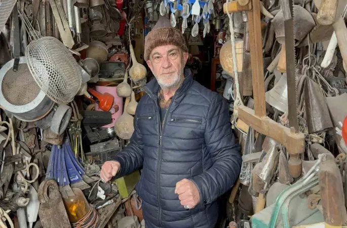 47 yıllık tutku servete dönüştü: antika dükkânında adım atacak yer yok
