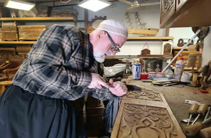 49 yıldır oymacı sandık ustalığı yapıyor
