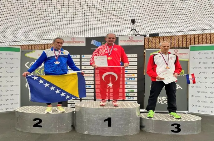 65 yaşındaki Denizlili atlet üç altın madalya yurda döndü
