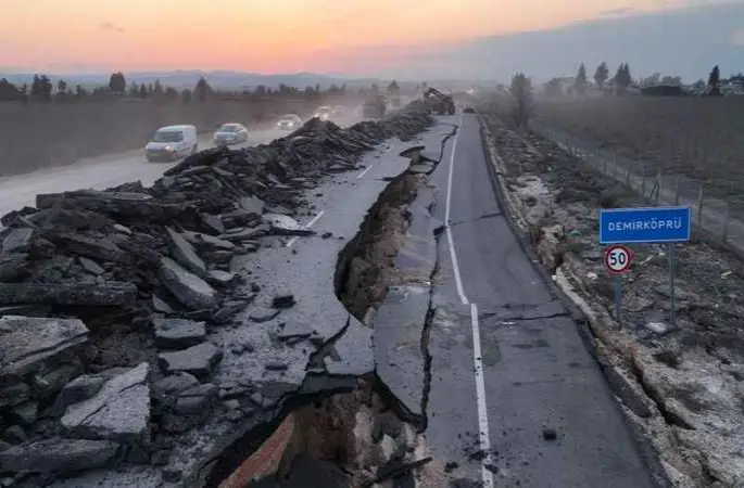 Hatay’da 4 metre kırılmaların olduğu yolda çalışmalar devam ediyor