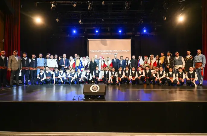 "7 Bölge 7 Renk" ayakta alkışlandı
