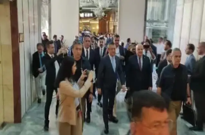 CHP Genel Başkanı Özel, ayağındaki kırık ile TBMM’ye geldi